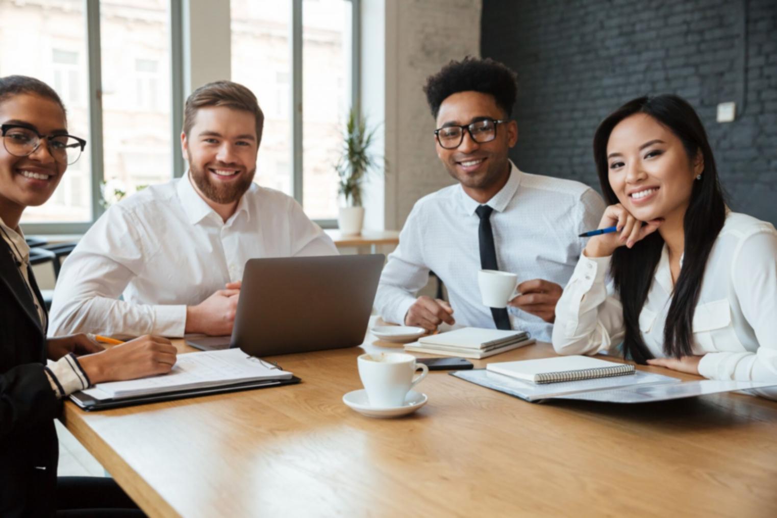 Espacio de trabajo moderno con documentos financieros