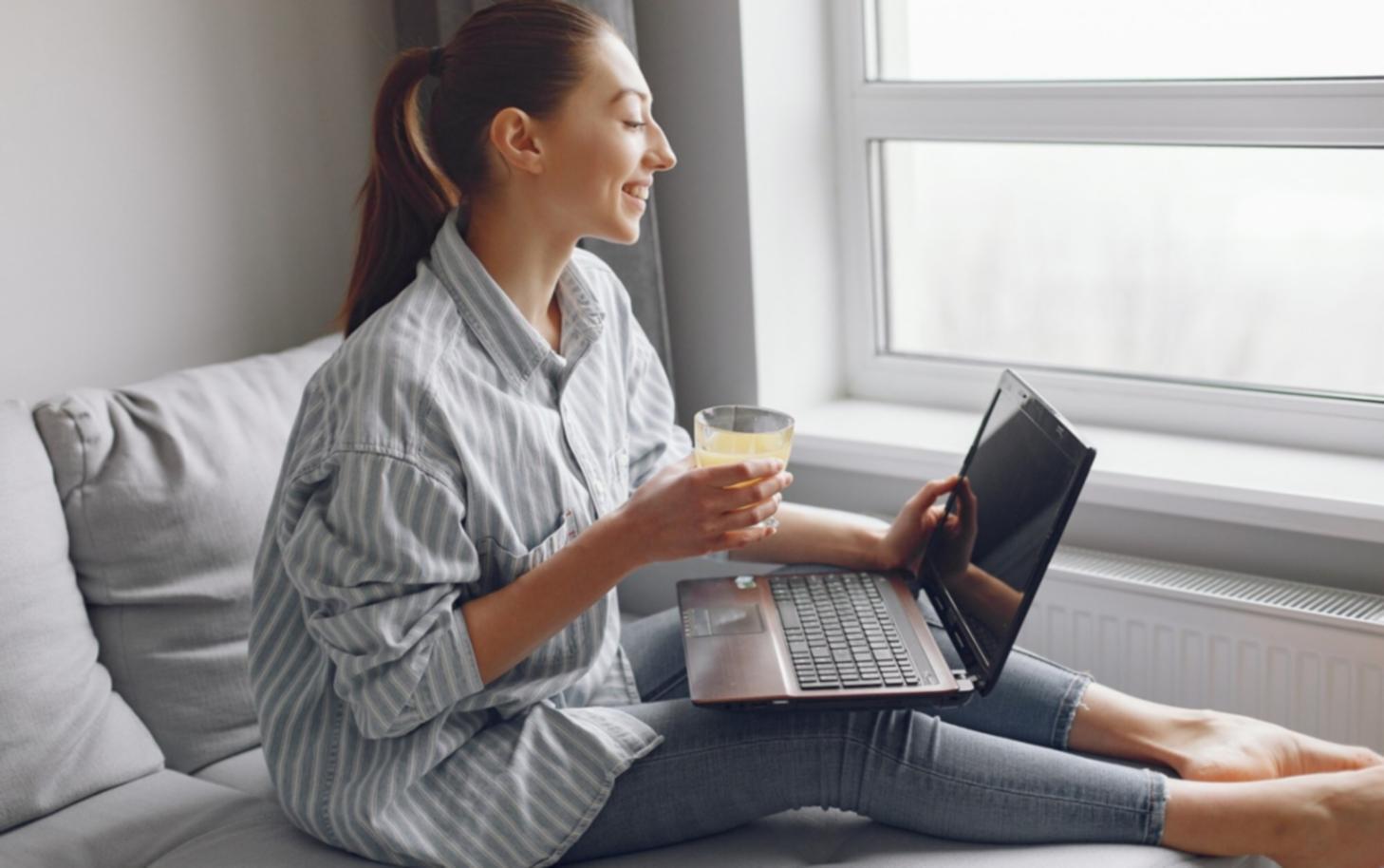 Espacio de trabajo profesional donde se analizan estrategias financieras adaptadas a necesidades empresariales reales